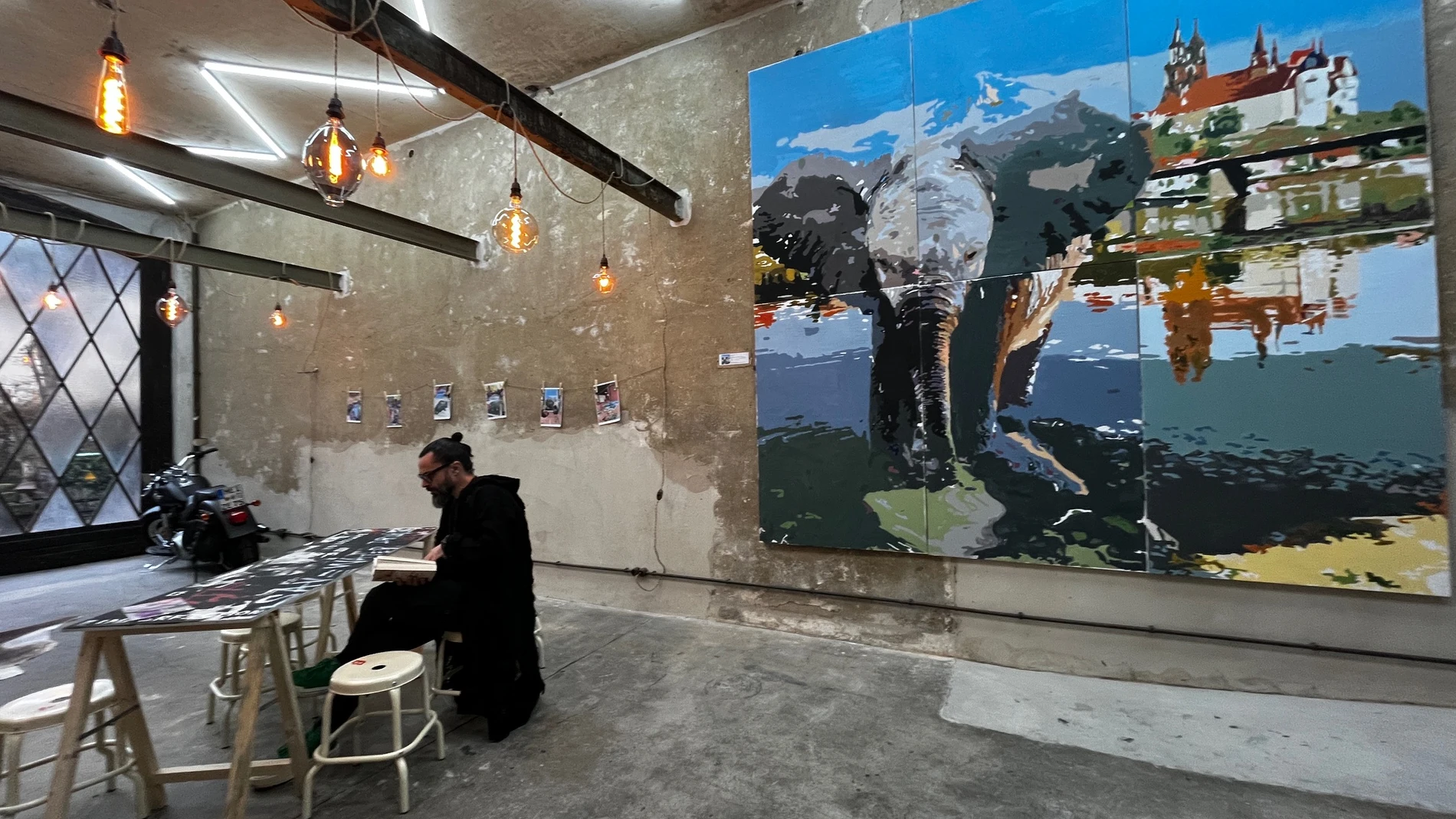 El pintor Emilio Fornieles con la obra al fondo