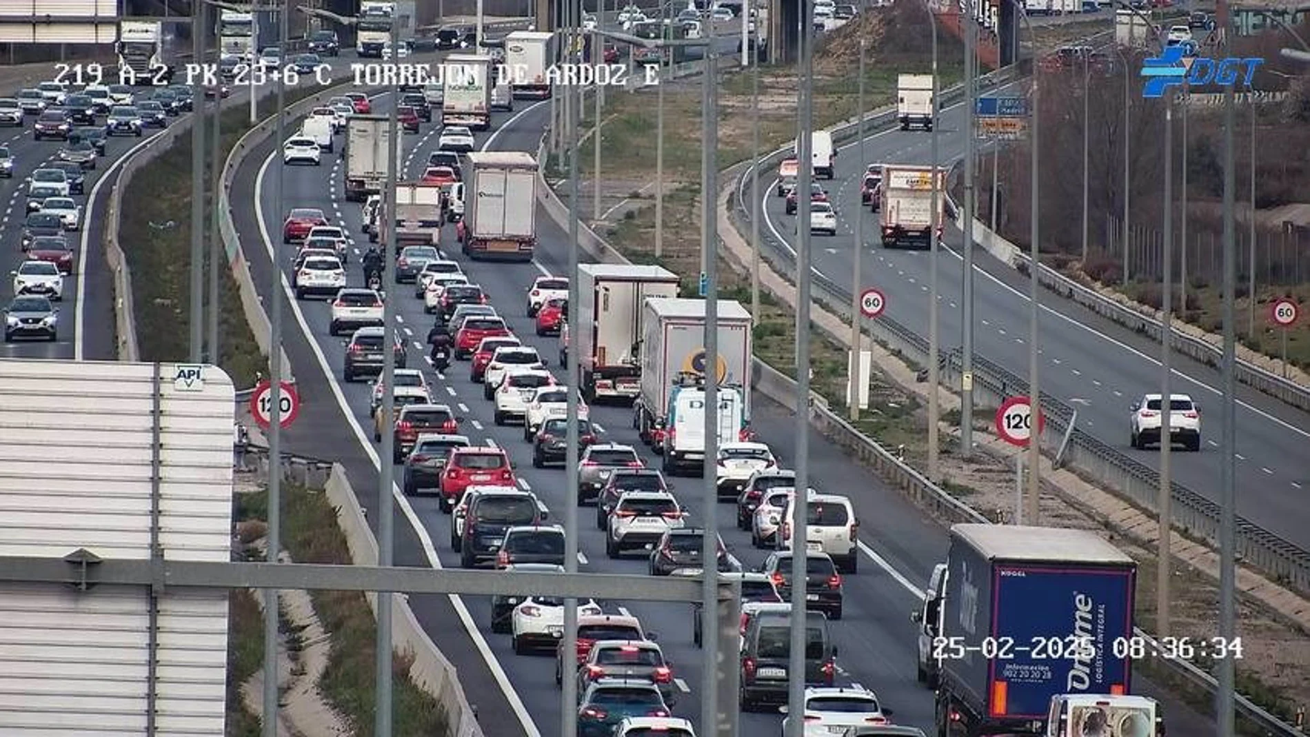 Varios accidentes complican la hora punta en la entrada a Madrid por A-2, A-5 y A-6 entre otras