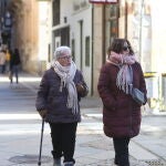 Dos mujeres caminan abrigadas por las calles de Zamora