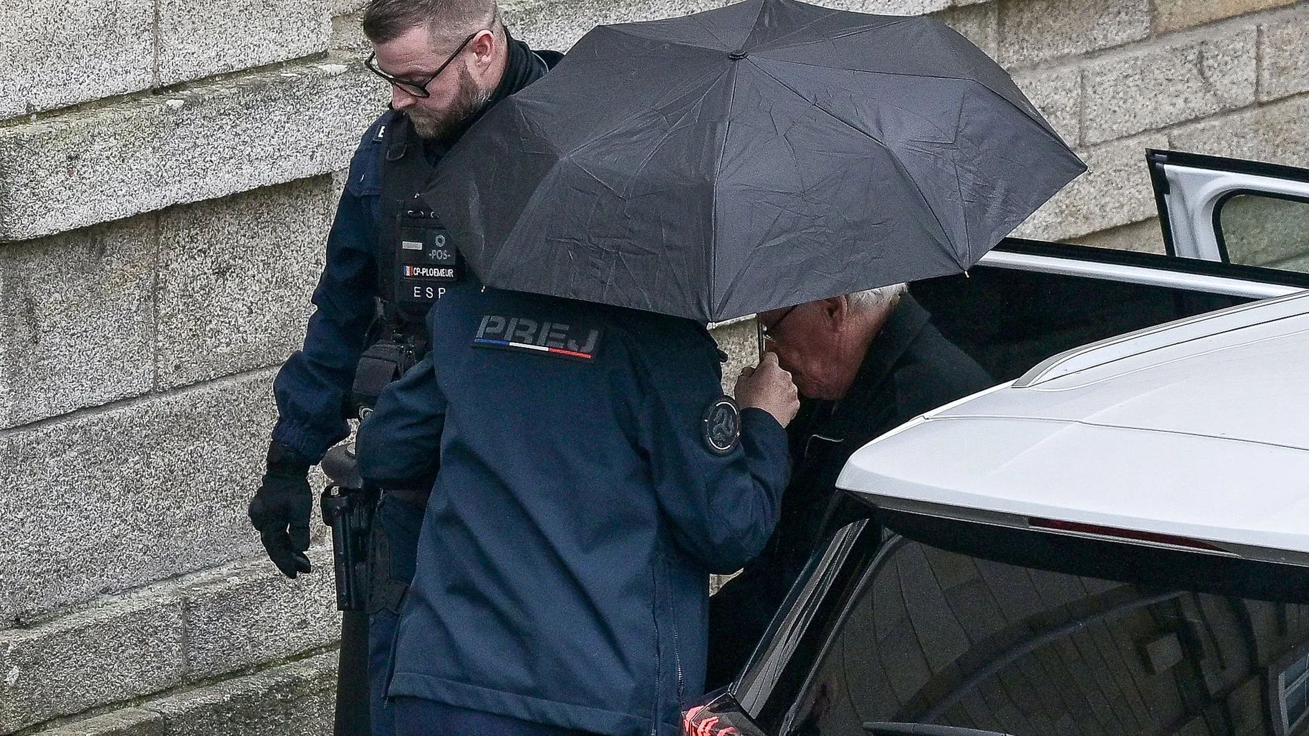 El médico retirado Joel Le Scouarnec a su llegada al tribunal en Vannes