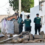 Varios miembros de la Guardia Civil entran en el asentamiento 'Cortijo El Uno', poco antes de ejecutarse el desalojo del recinto por orden judicial