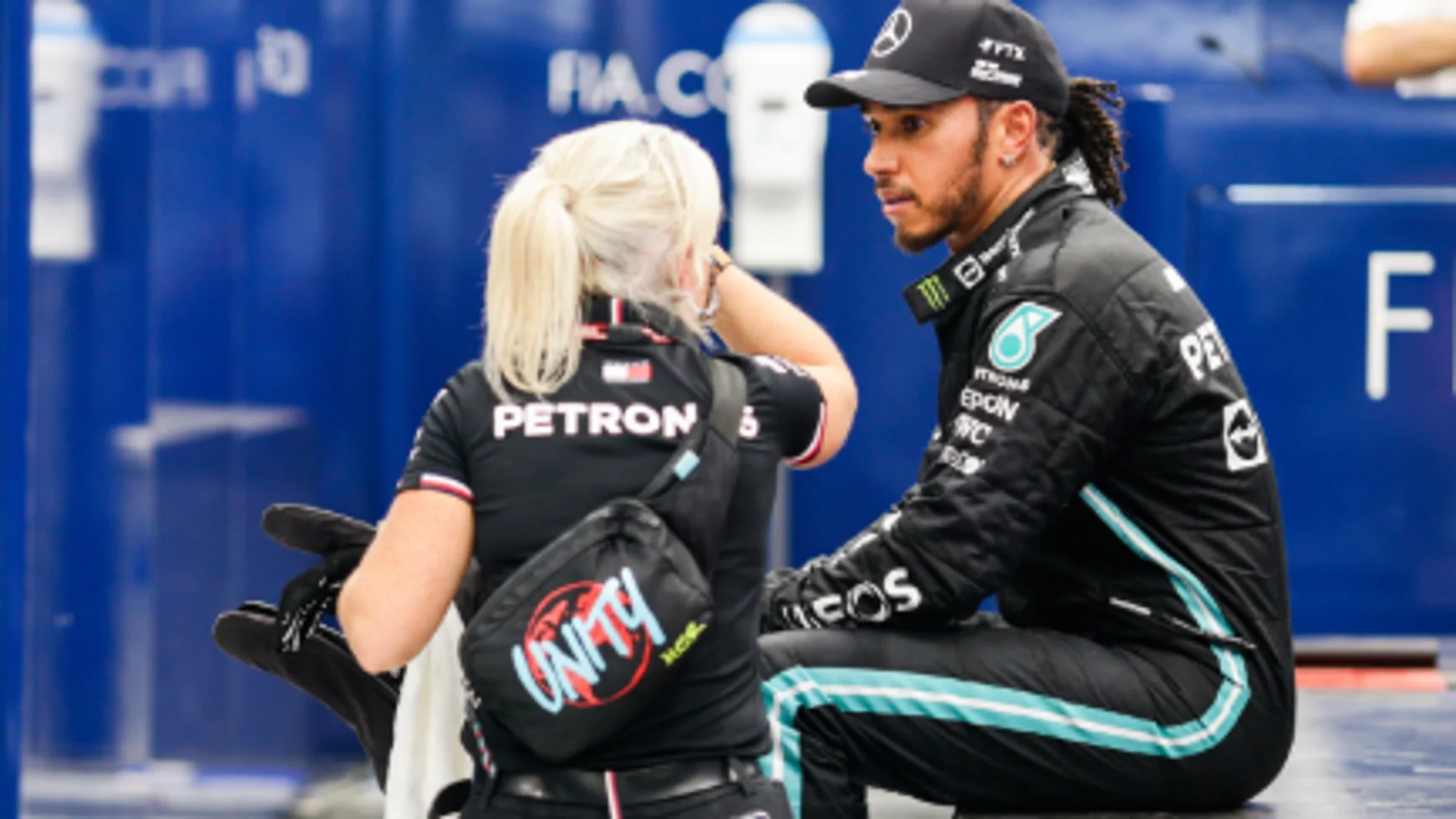 Angela Cullen, junto a Lewis Hamilton