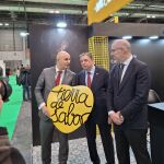 Los viceconsejeros Jorge LLorente y Carlos Martín Tobalina conversa con el ministro Luis Planas en el expositor de Tierra de Sabor