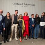 La consejera Marisa López Aragón posa con los representantes de las marcas de calzado de la Región de Murcia que participan en la exposición de Balenciaga