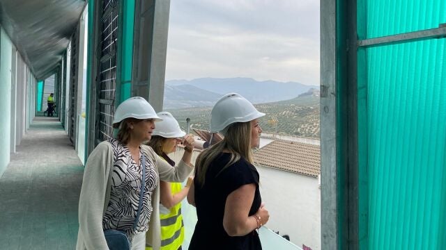 Sandra Moraleda, a la izquierda, junto a otros altos cargos