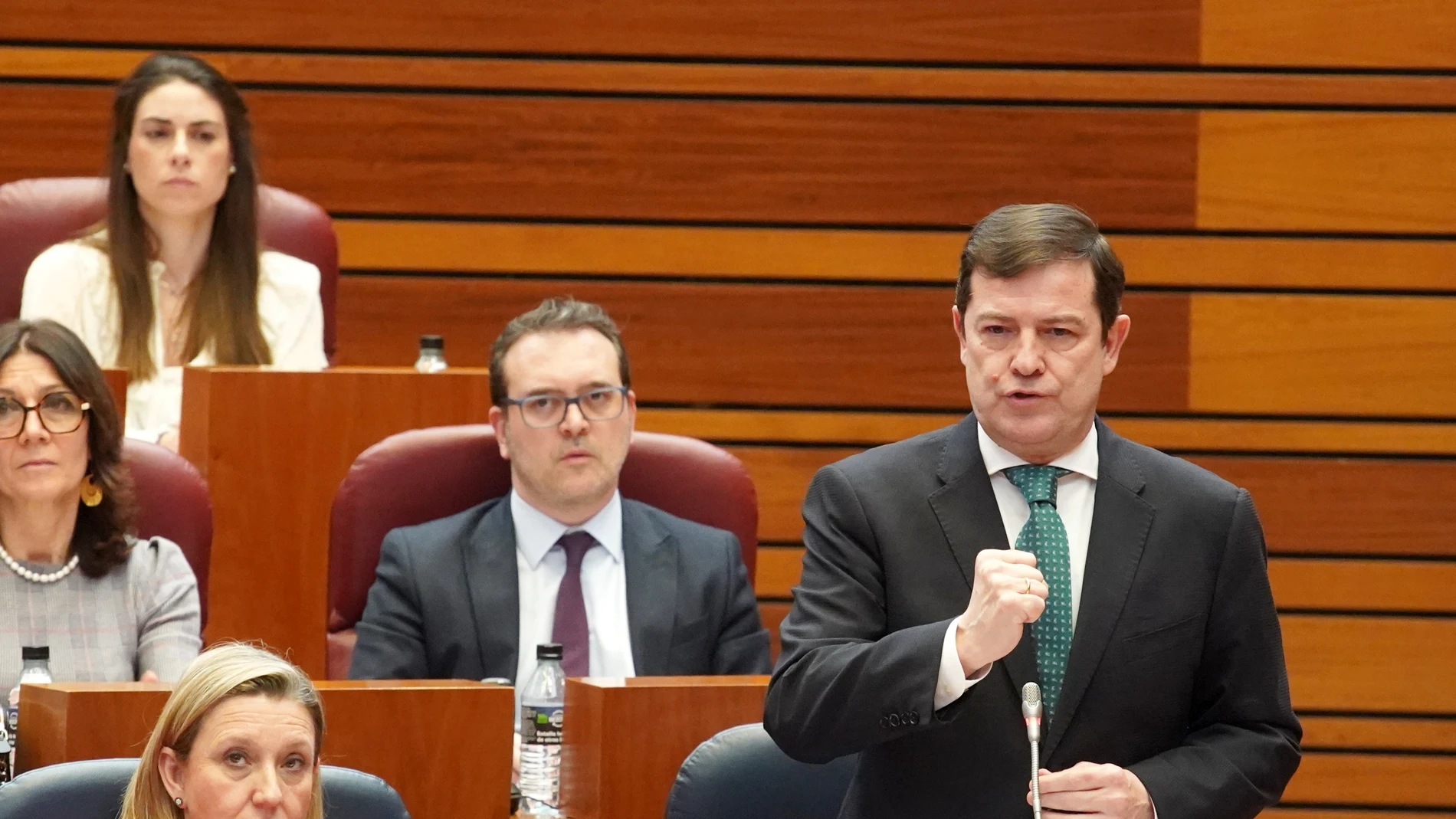 Mañueco interviene desde su escaño en el hemiciclo de las Cortes en presencia de Isabel Blanco y Ricardo Gavilanes