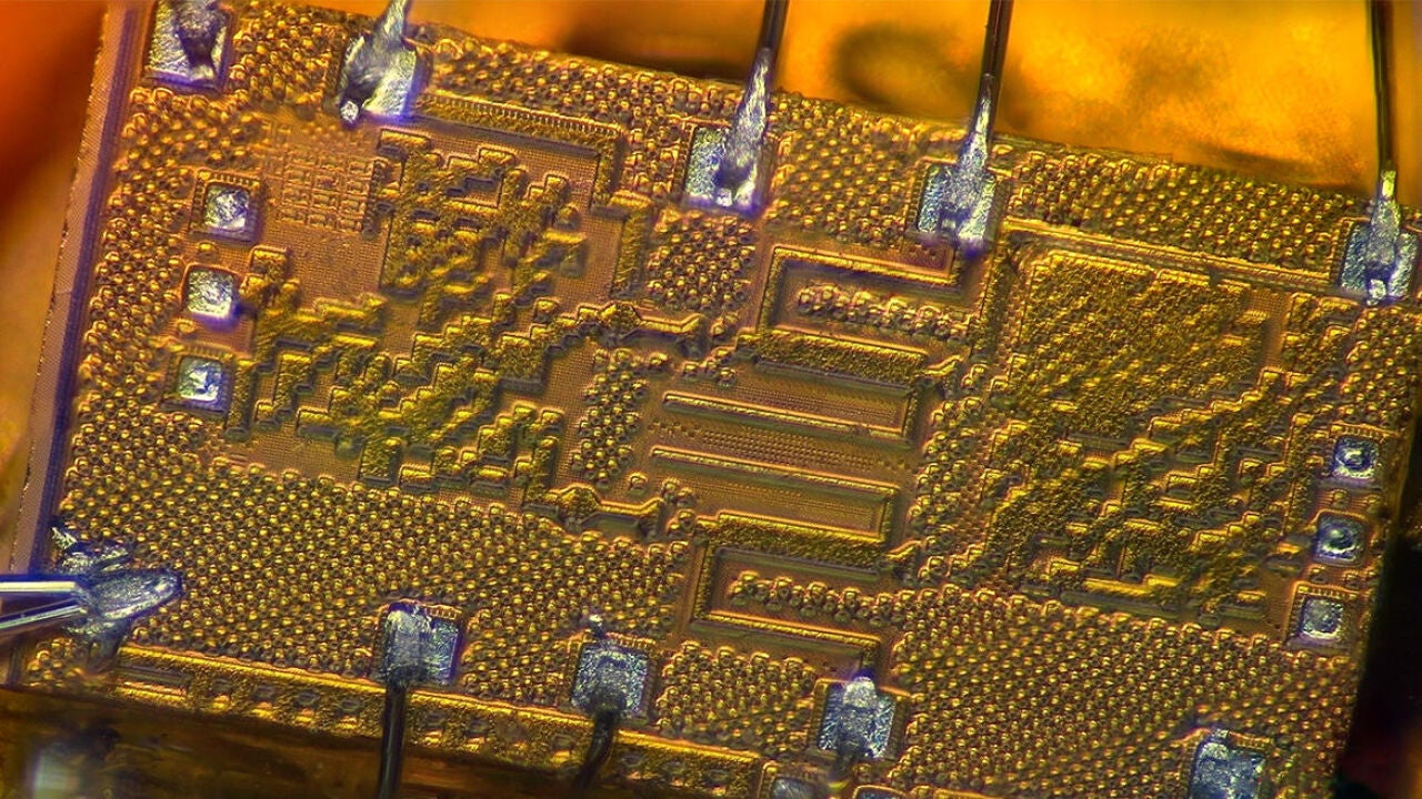 Una IA crea un microchip que funciona perfectamente, pero los ...