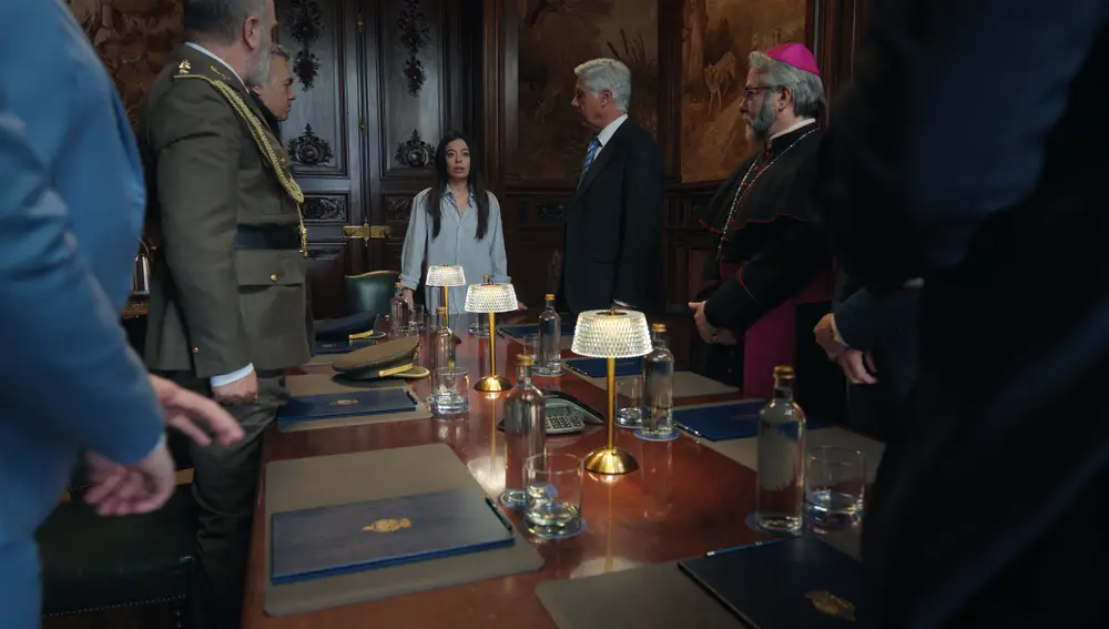 Escena de la serie "Su Majestad"