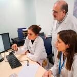 Carmen Infante Domínguez, Elisa Cordero y Jerónimo Pachón, líderes de una investigación investigan los efectos de la vacuna de Covid-19 en pacientes con transplantes