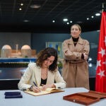 Las presidentas de la Comunidad de Madrid y de la Junta de Extremadura, Isabel Díaz Ayuso y María Guardiola, firman una declaración institucional reclamando la prolongación de la vida útil de la central de Almaraz