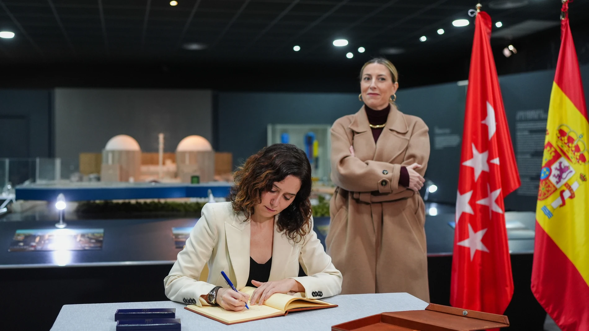 Las presidentas de la Comunidad de Madrid y de la Junta de Extremadura, Isabel Díaz Ayuso y María Guardiola, firman una declaración institucional reclamando la prolongación de la vida útil de la central de Almaraz
