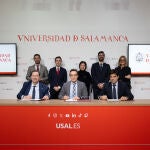 Firma del convenio entre Juan Manuel Corchado, Benjamín Crespo y Manuel Rubio