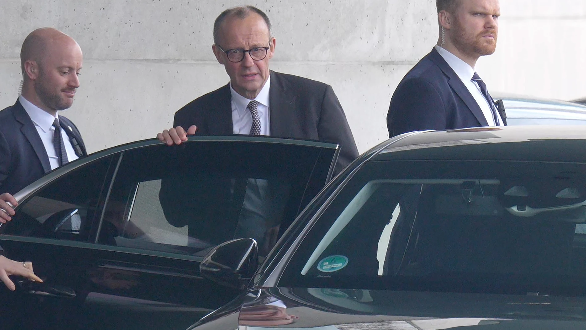 25 February 2025, Berlin: Friedrich Merz (C), Union candidate for chancellor and Christian Democratic Union of Germany (CDU) federal chairman, comes out of the Federal Chancellery after a meeting with Chancellor Scholz Social Democratic Party of Germany (SPD), and gets into his car accompanied by bodyguards. Photo: Michael Kappeler/dpa25/02/2025 ONLY FOR USE IN SPAIN