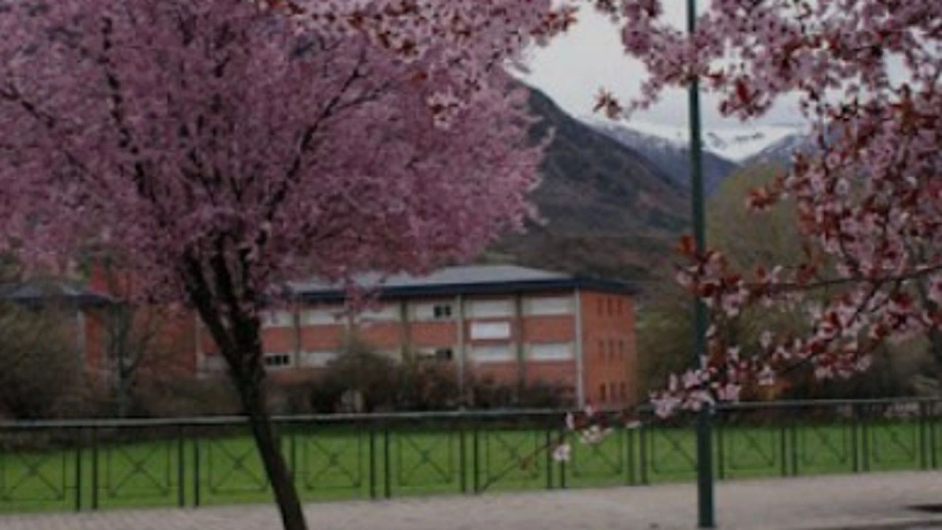 Exterior del Instituto de Enseñanza Secundaria Obispo Argüelles de Villablino