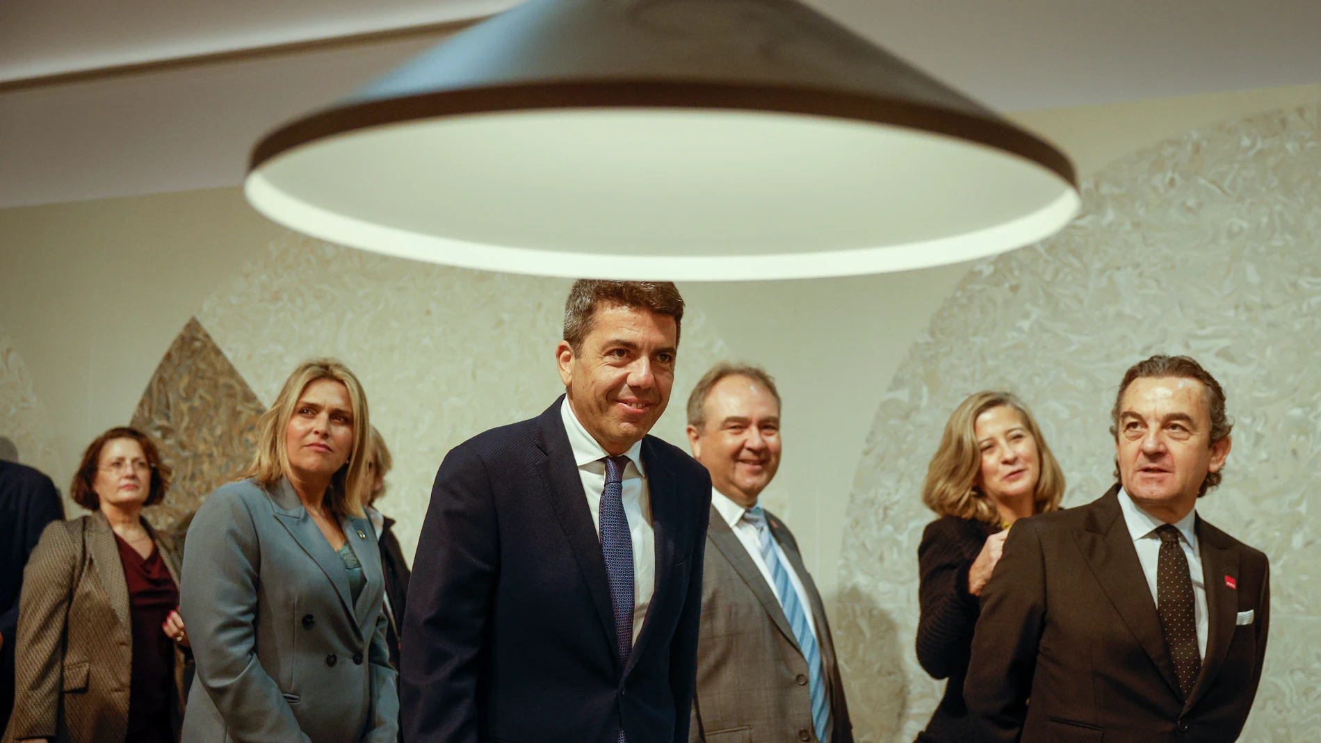 GRAFCVA5772. VALENCIA, 25/02/2025.- El president de la Generalitat, Carlos Mazón (c), durante su visita este martes al certamen internacional del sector cerámico, equipamiento para baño y piedra natural, Cevisama 2025. EFE/Kai Försterling
