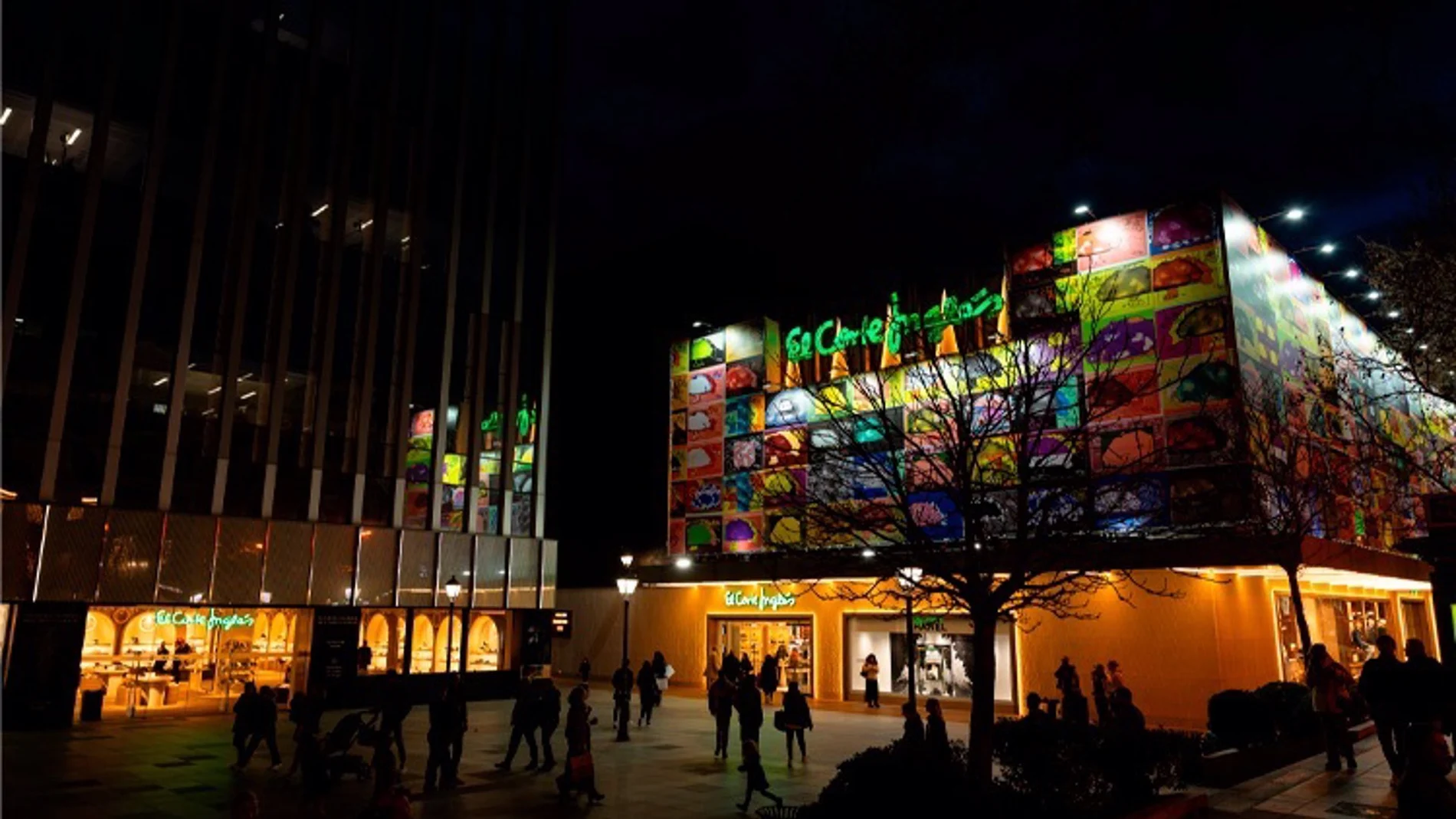 La obra del artista Luis Gordillo ocupa ya la fachada de El Corte Inglés de Serrano y los escaparates de Preciados