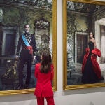 Sus Majestades los Reyes Felipe VI y Doña Letizia hablan con la fotógrafa estadounidense Annie Leibovitz, auto