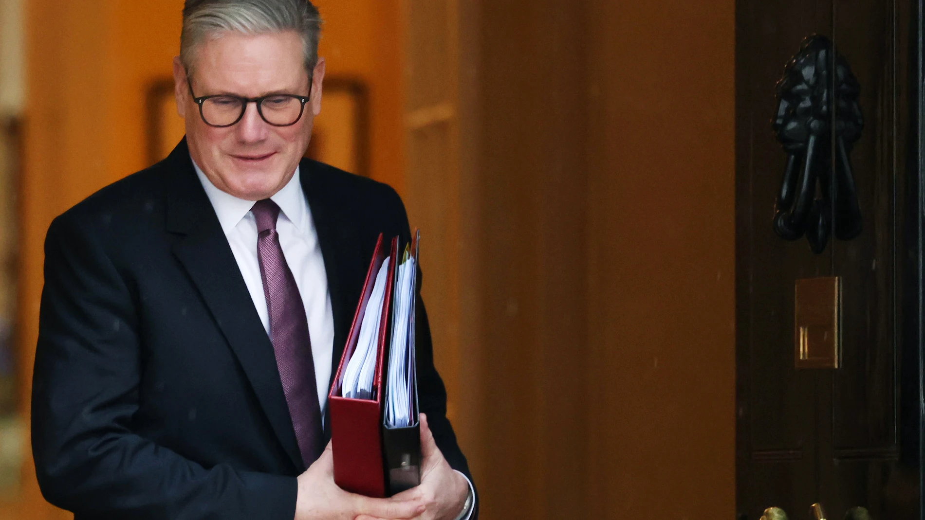 LONDON (United Kingdom), 26/02/2025.- British Prime Minister Keir Starmer departs 10 Downing Street for the weekly Prime Minister's Questions (PMQs) session at Parliament in London, Britain, 26 February 2025. Starmer is expected to meet with the US president in Washington on 27 February. (Reino Unido, Londres) EFE/EPA/ANDY RAIN