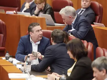El soriano Ángel Ceña, que ha defendido la ley en las Cortes, conversa con el leonesista Luis Mariano Santos El soriano Ángel Ceña, que ha defendido la ley en las Cortes, conversa con el leonesista Luis Mariano Santos