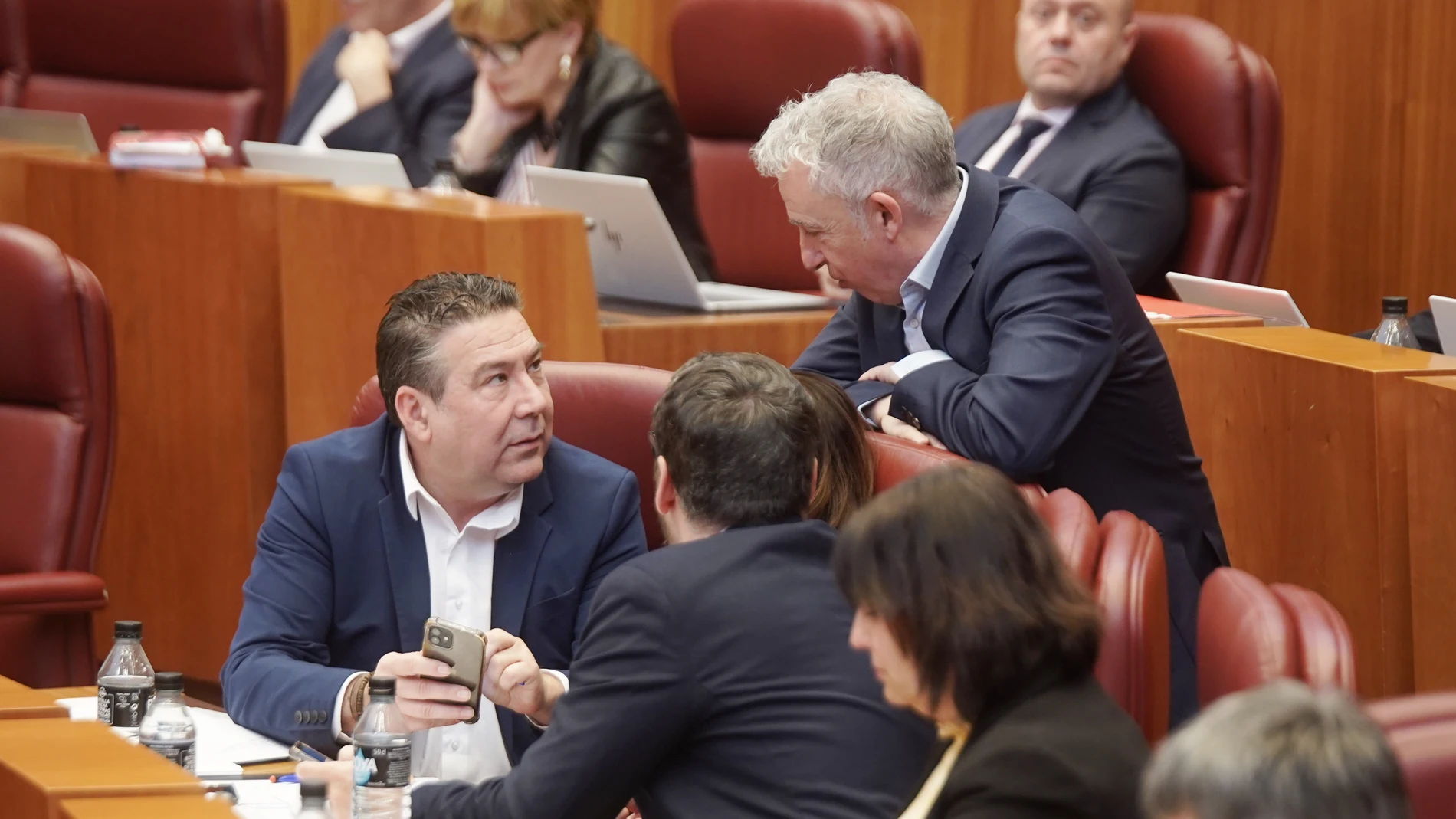 El soriano Ángel Ceña, que ha defendido la ley en las Cortes, conversa con el leonesista Luis Mariano Santos