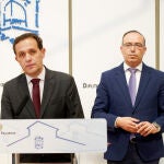 El presidente de la Diputación de Valladolid, Conrado Íscar, y el vicepresidente y diputado responsable del Área de Hacienda, Personal y Régimen Interno, Víctor Alonso, presentan los datos de liquidación