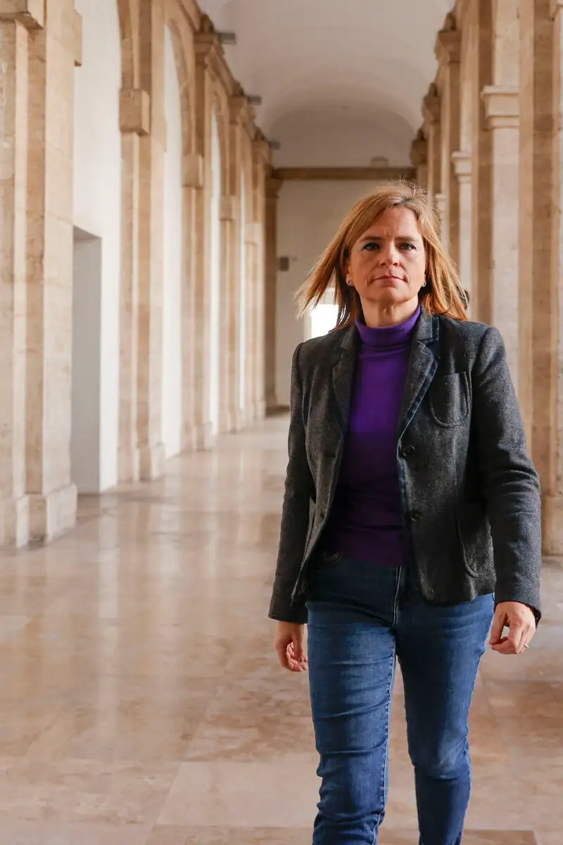 La delegada del Gobierno, Pilar Bernabé, atiende a los medios de comunicación