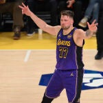 Luka Doncic celebra uno de los triples que anotaron los Lakers ante los Mavericks