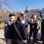 El secretario general del PSOE de Granada, Pedro Fernández, en el centro en la foto, en el Parque Federico García Lorca