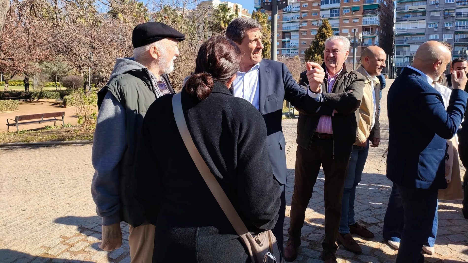 El secretario general del PSOE de Granada, Pedro Fernández, en el centro en la foto, en el Parque Federico García LorcaEUROPA PRESS26/02/2025