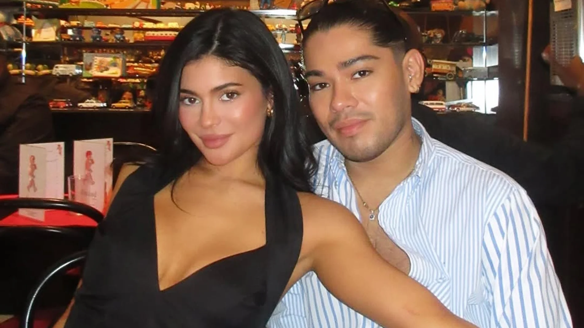 Kylie Jenner junto a su estilista, Jesús Guerrero