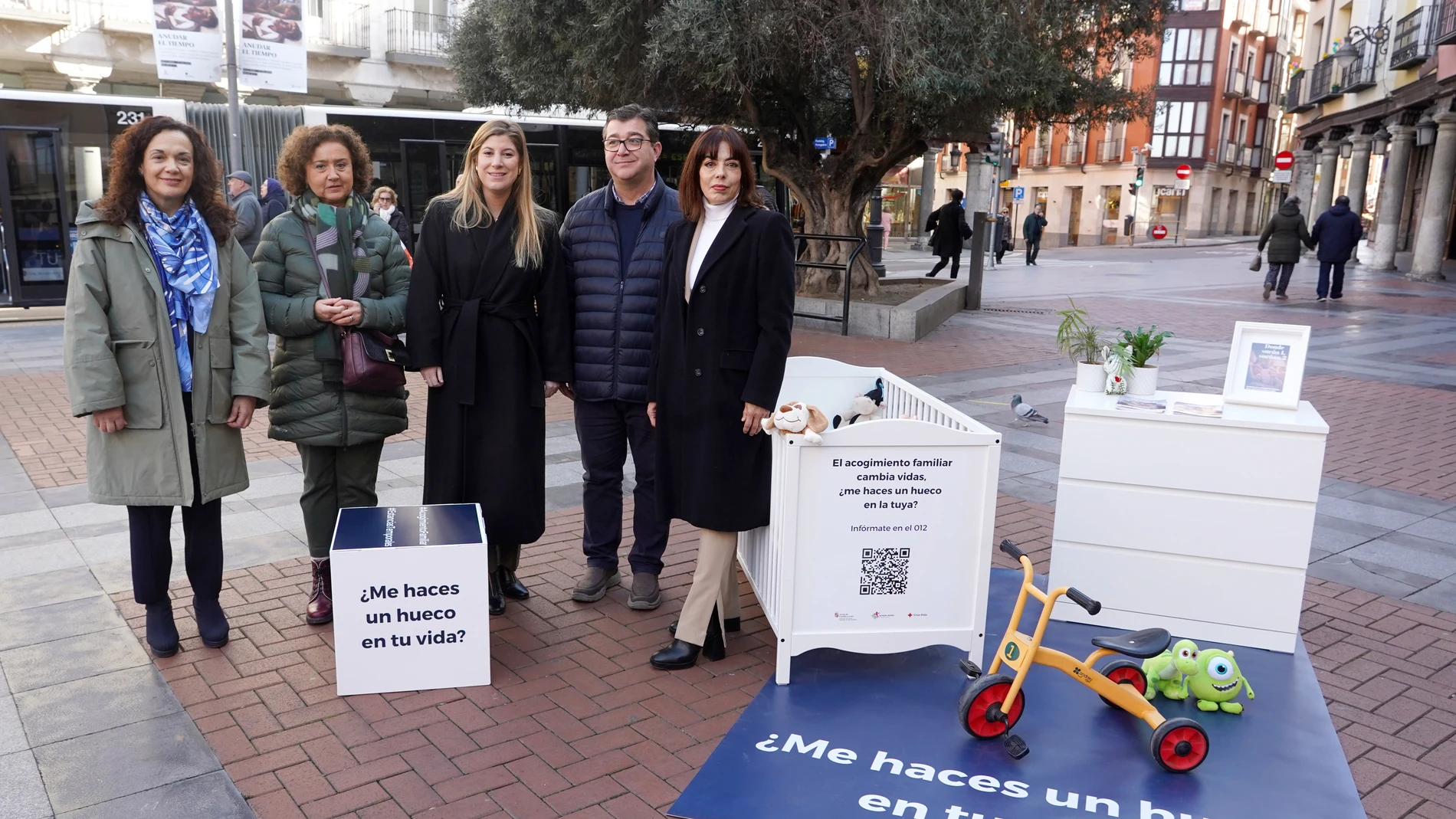 La directora general de Familias, Infancia y Atención a la Diversidad, Esperanza Álvarez, presenta la acción de calle para sensibilizar y visibilizar los servicios de acogimiento familiar y el servicio de estancias temporales de la Junta