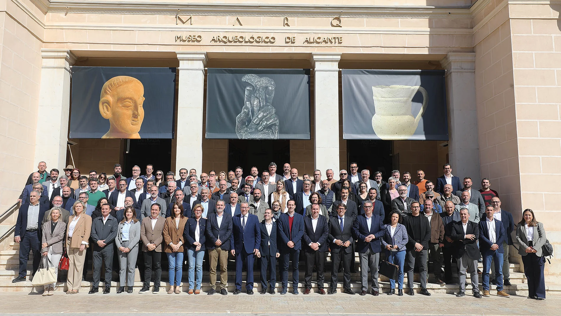 Foto de familia de en las escalinatas del Museo Arqueológico Provincial de Alicante, Marq, en el que hoy ha tenido lugar el II Foro de Alcaldes de la Diputación de Alicante