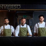 El reconocido chef Miguel Ángel de la Cruz junto a su equipo de "Converso"