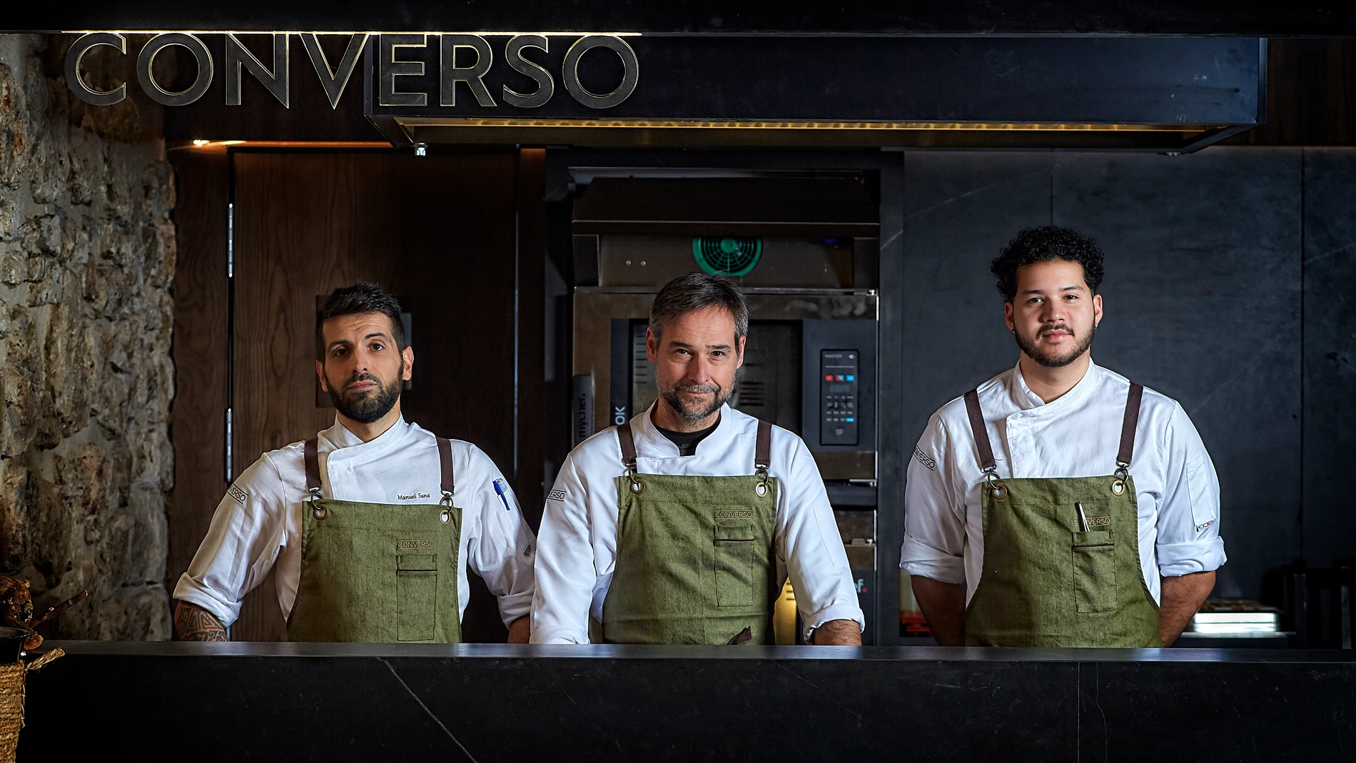 El reconocido chef Miguel Ángel de la Cruz junto a su equipo de "Converso"