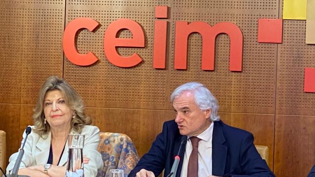 La delegada de Economía, Innovación y Hacienda, Engracia Hidalgo, y el presidente de la Confederación Empresarial de Madrid-CEOE (CEIM), Miguel Garrido