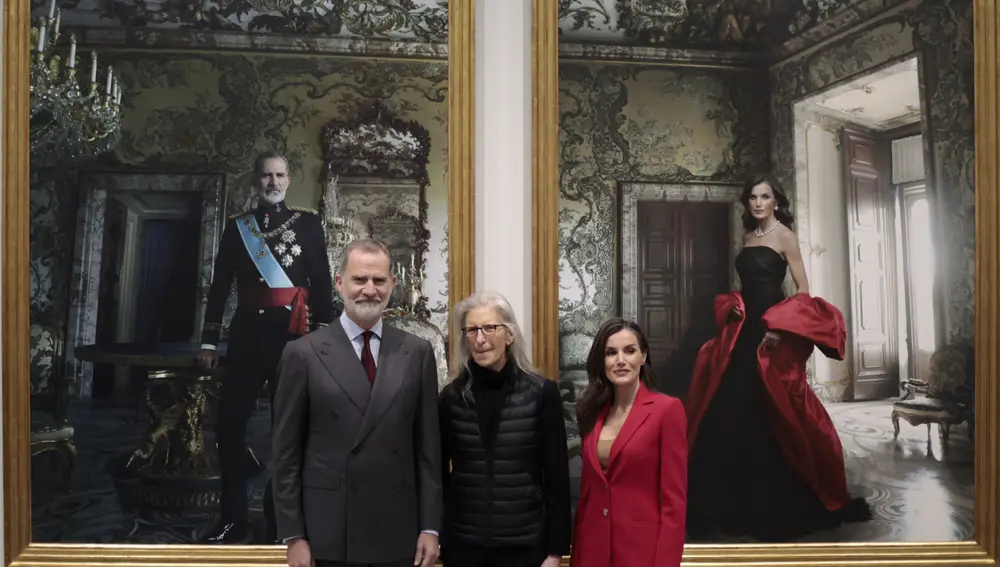 Los Reyes junto a Leibovitz y sus retratos.