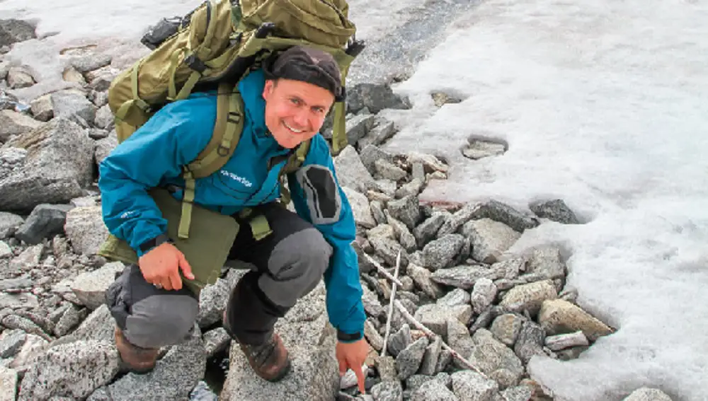 En agosto de 2011, se encontraron palos para asustar a los renos en el borde de una placa de hielo en Trollsteinhøe, Jotunheimen. Estos postes de madera, de 1 metro de largo, guían a los renos hacia los cazadores. Foto: Programa de Arqueología de Glaciares.