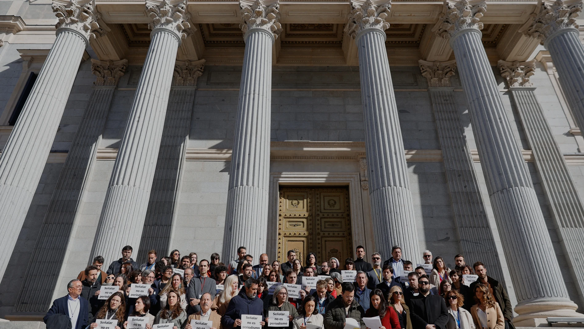 Decenas de periodistas parlamentarios se concentran a las puertas del Congreso de los Diputados, a 26 de febrero de 2025, en Madrid (España). Los periodistas se han concentrado para denunciar que desde hace años, se suceden amenazas, señalamientos, insultos y campañas de linchamiento público en redes hacia los trabajadores de la prensa por parte de agitadores ultraderchistas acreditados como medios de comunicación. 26 FEBRERO 2025;PERIODISTAS;ULTRAS;ACOSOS;PARLAMENTARIOS Jesús Hellín / Eu...