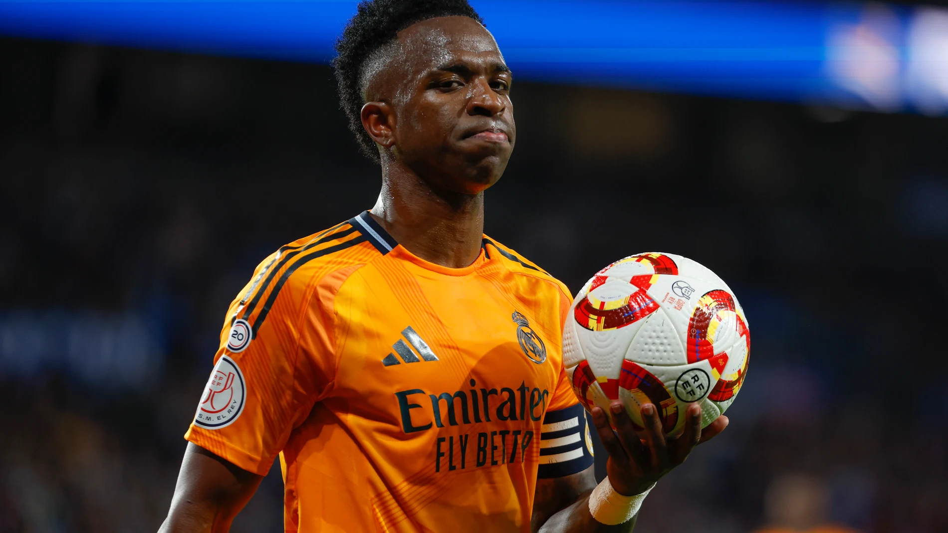 SAN SEBASTIÁN, 26/02/2025.- El delantero brasileño del Real Madrid, Vinicius Junior, durante el encuentro correspondiente a la ida de las semifinales de la Copa del Rey que disputan hoy miércoles Real Sociedad y Real Madrid en el estadio de Anoeta, en San Sebastián. EFE / Juan Herrero.