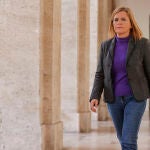 La delegada del Gobierno, Pilar Bernabé, atiende a los medios de comunicación