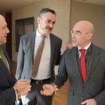 Buxadé conversa con David Hierro y Carlos menéndez, en los pasillos de las Cortes