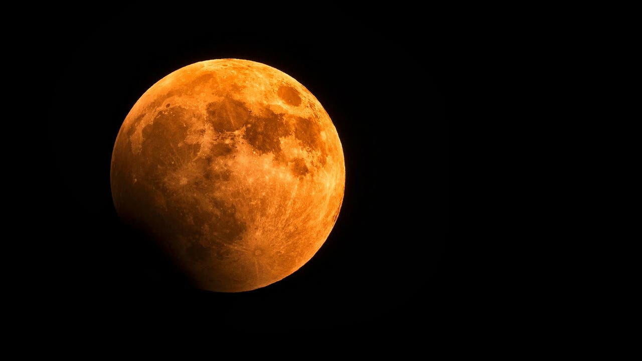 El cielo canario se tiñe de misterio este domingo con un eclipse lunar: horarios y dónde verlo