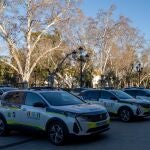 Vehículos de la Policía Adscrita andaluza frente el Palacio de San Telmo, en Sevilla