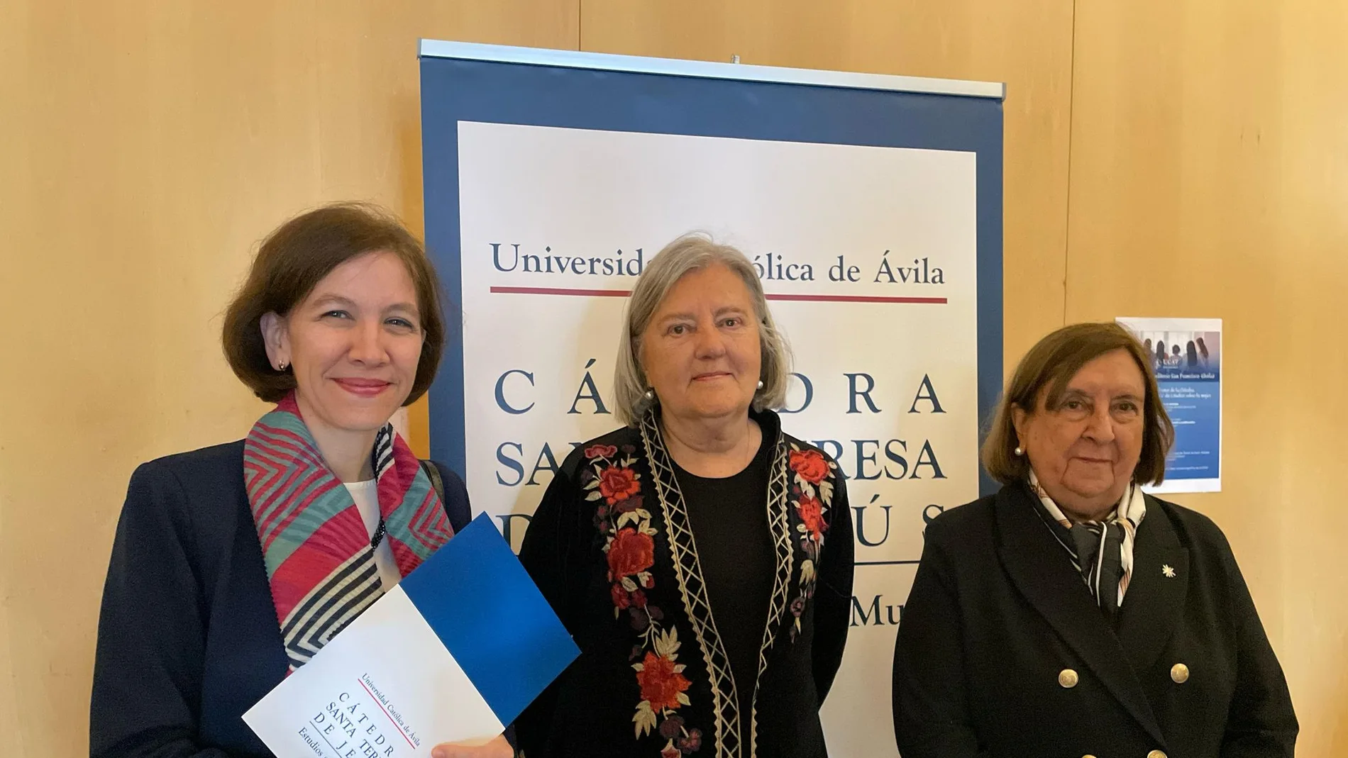 Sara Gallardo, María Antonia Bel Bravo y Lydia Jiménez durante la conmemoración