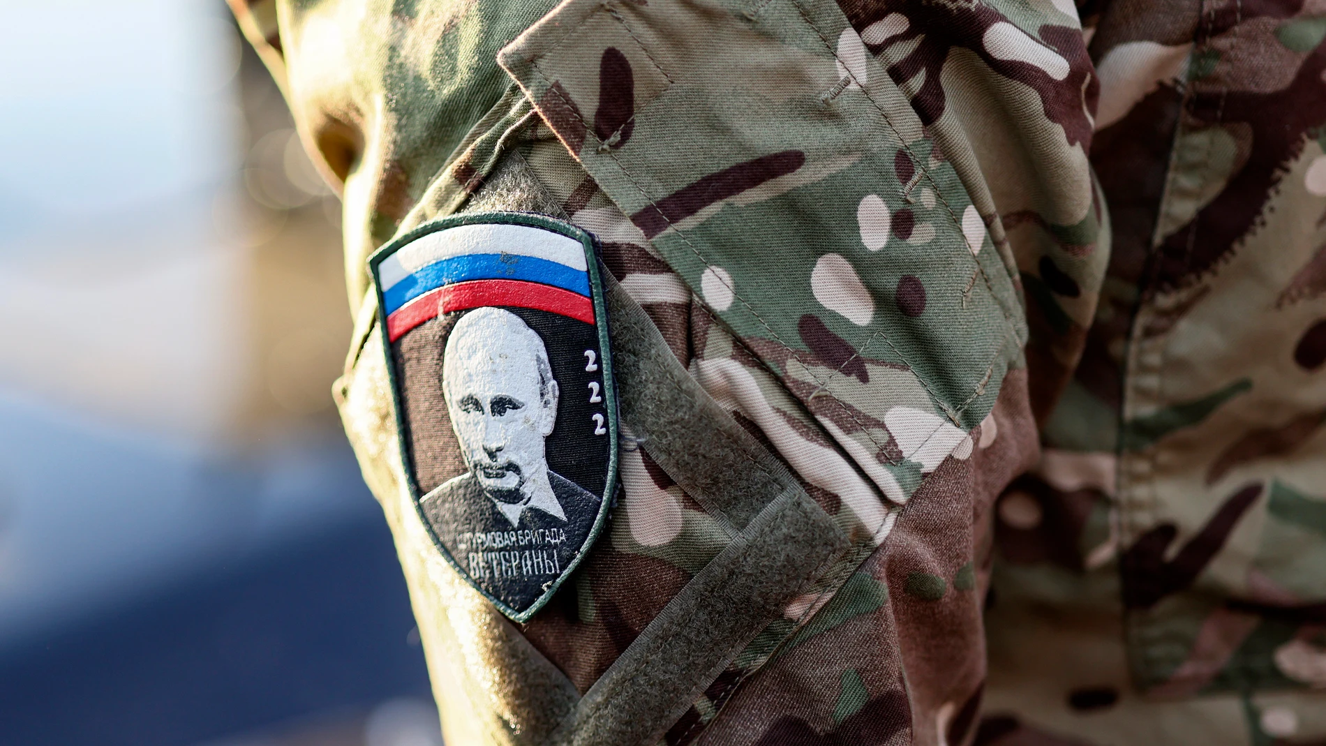 MOSCOW (Russian Federation), 26/02/2025.- A soldier wearing a chevron with the image of Russian President Vladimir Putin reading 'Assault Brigade Veterans' attends a send-off event of aid to soldiers in zones of conflict with Ukraine, at Lenin State Farm, outside Moscow, Russia, 26 February 2025. The 135th humanitarian convoy gathered by the party includes food, medicine, equipment, special-purpose mobile equipment, motorcycles and light SUVs. (Rusia, Ucrania, Moscú) EFE/EPA/SERGEI ILNITSKY