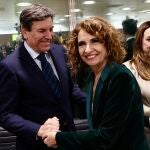 Fernández Carriedo saluda a la ministra María Jesús Montero a su llegada al Consejo de Política Fiscal y Financiera