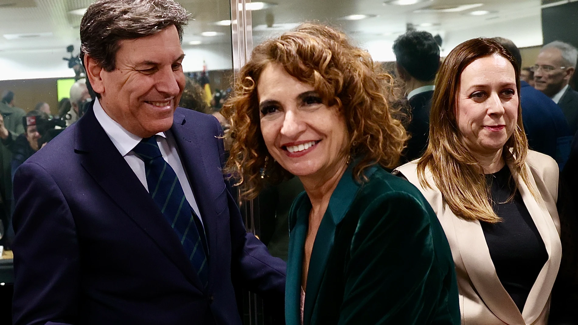 Fernández Carriedo saluda a la ministra María Jesús Montero a su llegada al Consejo de Política Fiscal y Financiera
