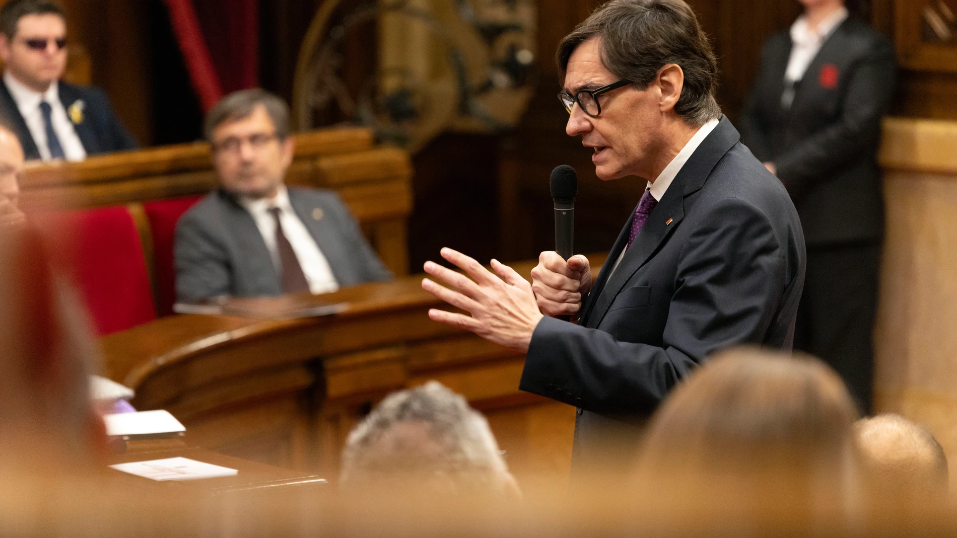 GRAFCAT4440. BARCELONA, 26/02/2025.- El presidente de la Generalitat, Salvador Illa, durante una de sus intervenciones en la sesión de control en el pleno del Parlament de este miércoles, en el que debe votarse el decreto ley que establece el régimen sancionador de la ley catalana de vivienda, dos días después del anuncio sobre la condonación de la deuda del FLA. EFE/Marta Pérez