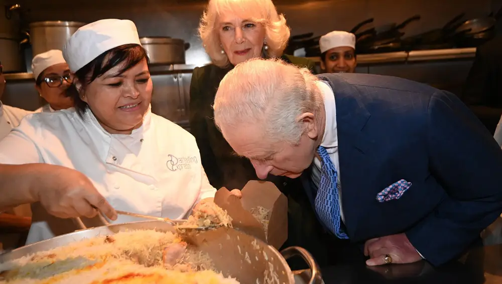 Los Reyes Carlos III y Camilla en un restaurante indio