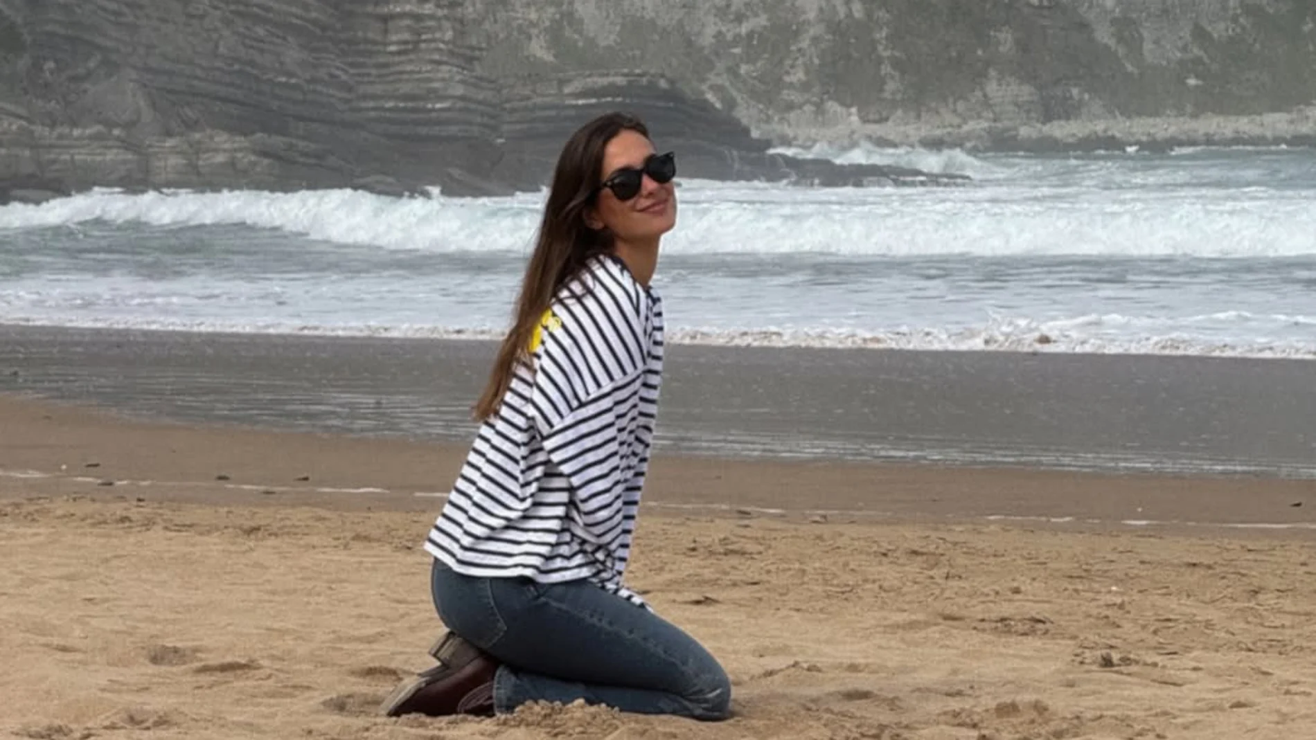 María Pombo en la playa.